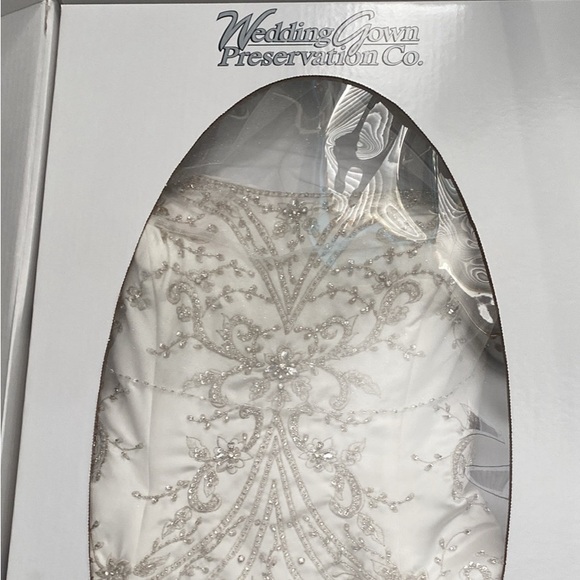 Alfred Angelo Disney Collection Belle. Corset Cathedral veil In preservation box - Picture 10 of 10